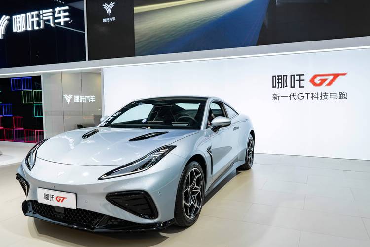 成都94哪吒汽车在智能汽车领域的表现，领途汽车在新能源汽车市场中的影响力